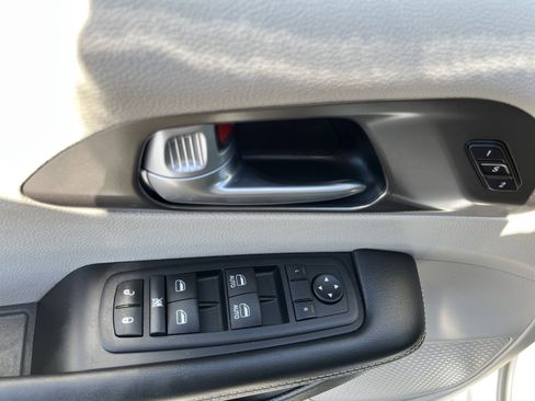 Used 2024 Chrysler Pacifica Touring-L FWD image 17