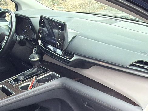 Used 2021 Toyota Sienna XLE image 39