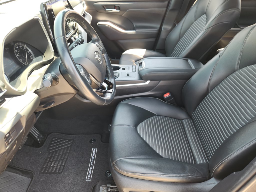 Used 2021 Toyota Highlander XSE FWD image 12