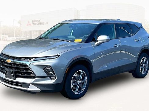 Used 2025 Chevrolet Blazer LT FWD image 1