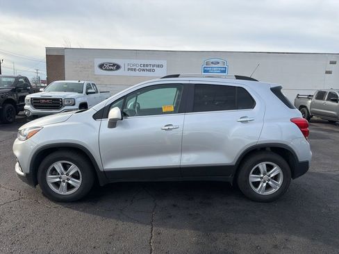 Used 2017 Chevrolet Trax LT w/ LT Convenience Package image 8