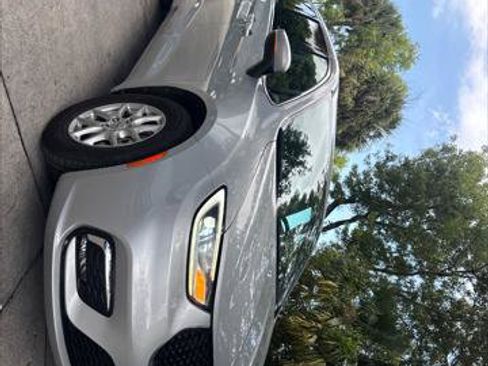 Used 2023 Chrysler Pacifica Touring-L FWD image 4