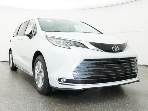 New 2026 Toyota Sienna Limited FWD image 30