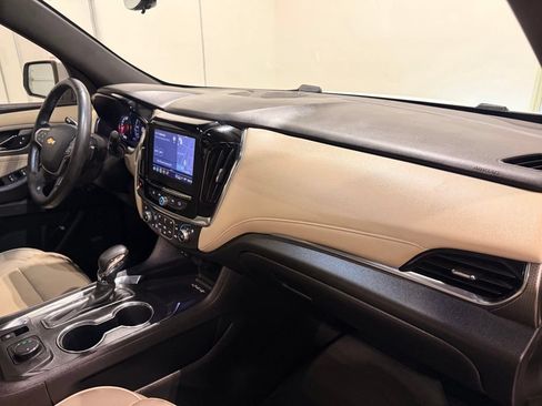 Used 2023 Chevrolet Traverse Premier FWD image 33