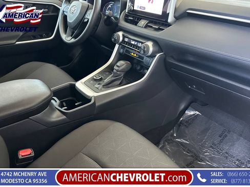Used 2025 Toyota RAV4 XLE AWD/4WD image 21