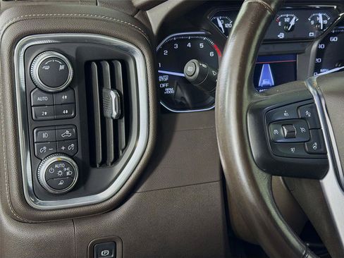Used 2019 GMC Sierra 1500 SLT w/ SLT Premium Plus Package AWD/4WD image 17