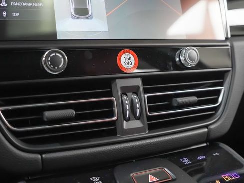 Certified 2026 Porsche Macan AWD/4WD image 18