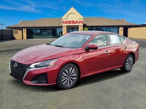 Certified 2024 Nissan Altima 2.5 SV w/ SV Premium Package image 2