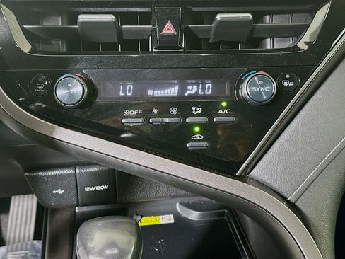 Used 2022 Toyota Camry XSE FWD image 23