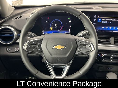 Used 2025 Chevrolet Trax LT w/ LT Convenience Package image 7