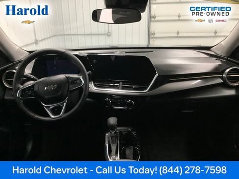 Used 2025 Chevrolet Trax ACTIV FWD image 13