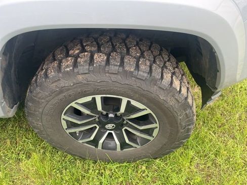 Used 2020 Toyota Tacoma TRD Sport w/ TRD Premium Sport Package AWD/4WD image 15