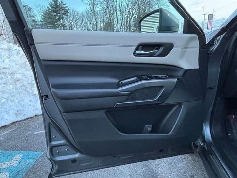 Used 2023 Nissan Pathfinder SL w/ Lighting Package (N92) image 9