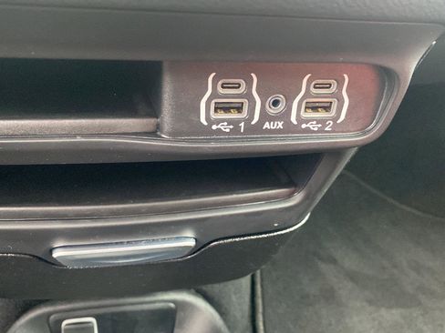 Certified 2025 Chrysler Pacifica Select image 17