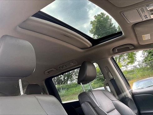 Used 2021 Chrysler Pacifica Touring-L FWD image 28