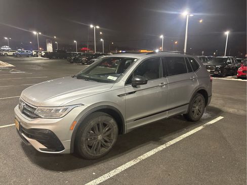 Used 2022 Volkswagen Tiguan SE R-Line image 1