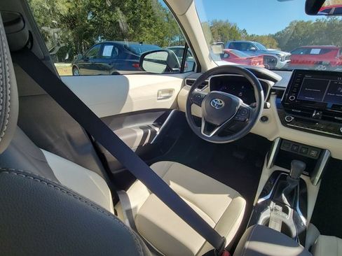 Used 2022 Toyota Corolla Cross XLE image 7