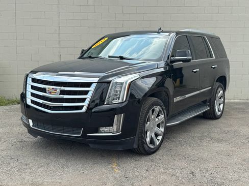 Used 2017 Cadillac Escalade Luxury AWD/4WD image 2