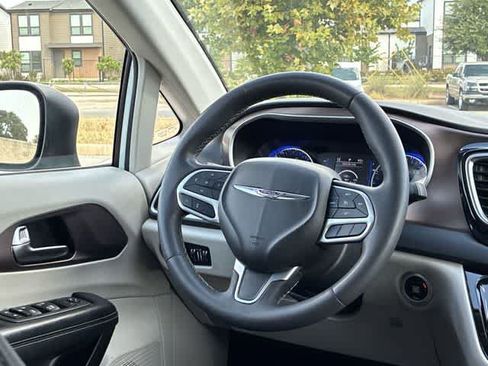 Used 2023 Chrysler Voyager LX FWD image 23