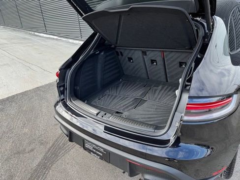 Certified 2025 Porsche Macan AWD/4WD image 34
