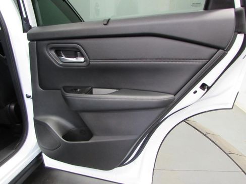 Used 2024 Nissan Rogue SV w/ SV Premium Package FWD image 18