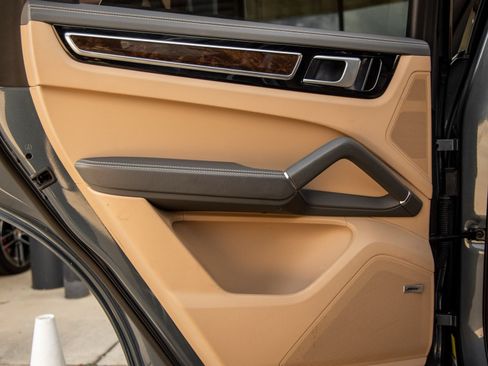 Certified 2019 Porsche Cayenne AWD/4WD image 34
