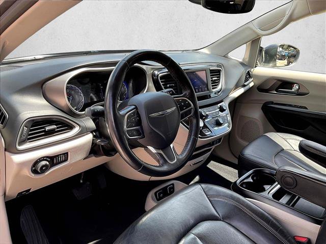 Used 2020 Chrysler Pacifica Touring-L FWD image 10