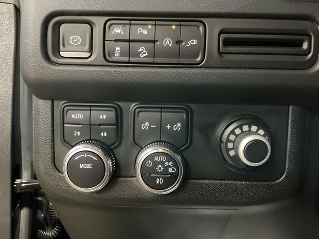 Used 2022 GMC Yukon AT4 AWD/4WD image 13