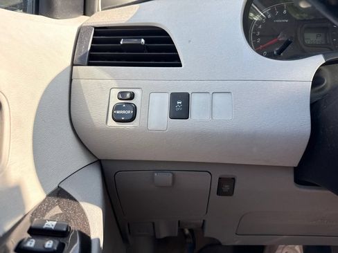 Used 2011 Toyota Sienna LE w/ Towing Pkg FWD image 21