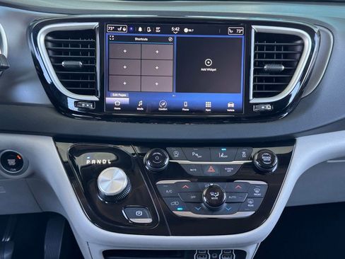 Used 2023 Chrysler Pacifica Touring-L image 29