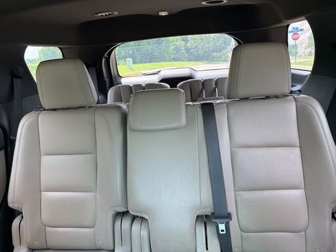 Used 2015 Ford Explorer XLT w/ Equipment Group 202B FWD image 17
