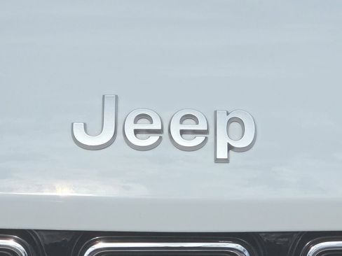 Used 2025 Jeep Grand Cherokee Limited AWD/4WD image 27
