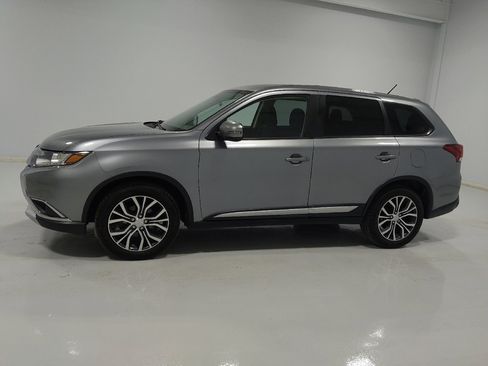 Used 2016 Mitsubishi Outlander SE image 2