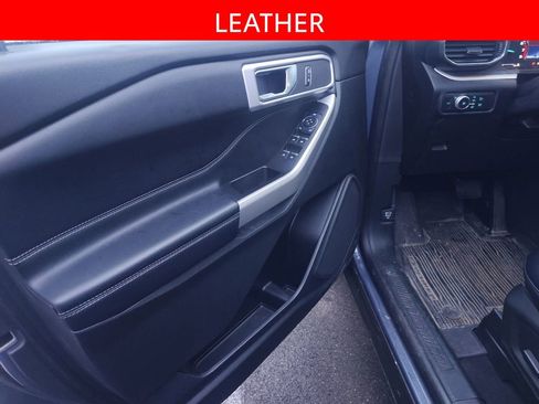 Used 2021 Ford Explorer XLT w/ Equipment Group 202A image 5