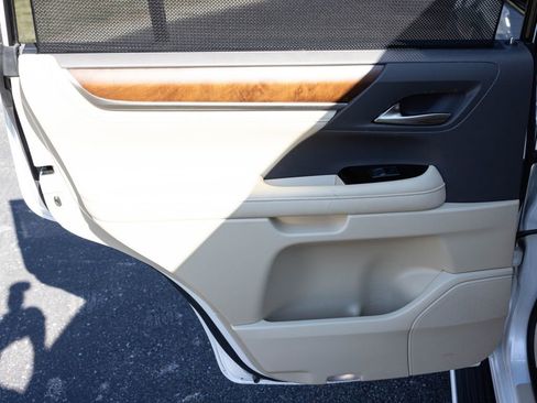 Used 2020 Lexus LX 570 4WD w/ Luxury Package image 48