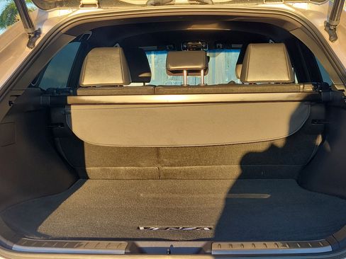 Used 2022 Toyota Venza XLE image 9