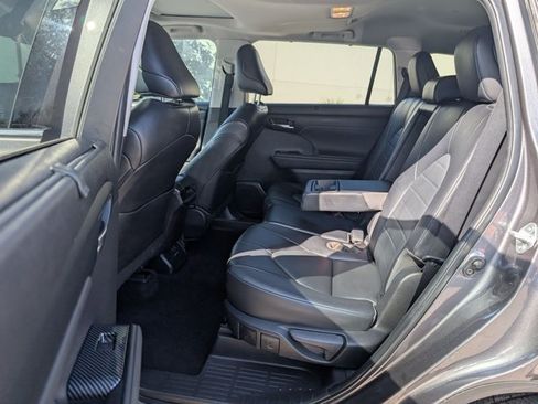 Used 2022 Toyota Highlander XLE AWD/4WD image 16