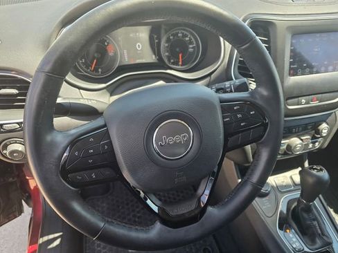 Used 2019 Jeep Cherokee Latitude Plus AWD/4WD image 18