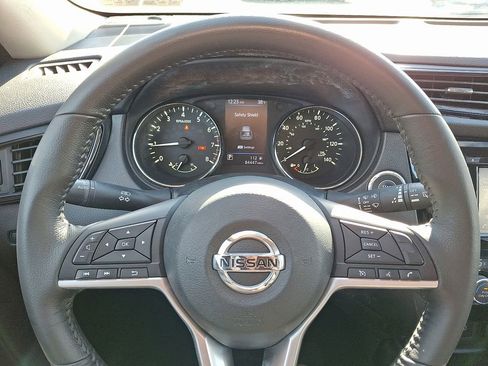 Used 2018 Nissan Rogue SV image 19