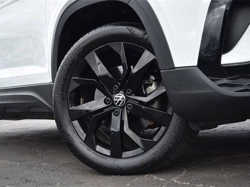 Used 2023 Volkswagen Taos SE w/ Panoramic Sunroof Package image 3