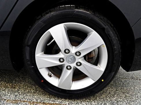 Used 2013 Hyundai Elantra GLS FWD image 18