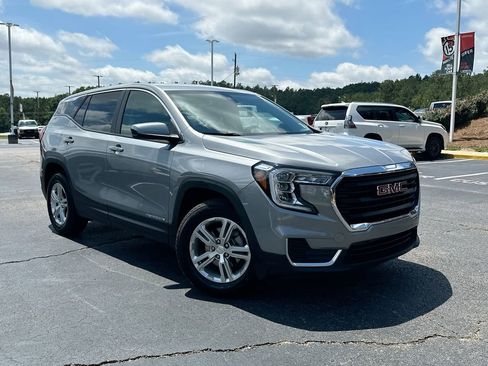 Used 2024 GMC Terrain SLE FWD image 1