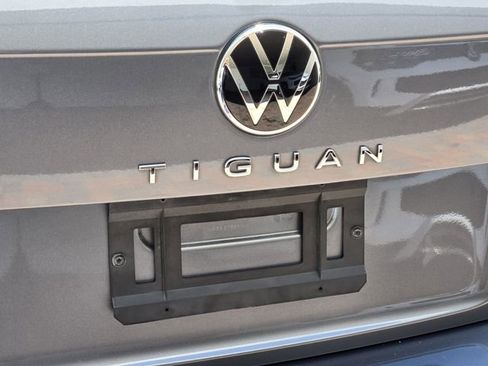 Certified 2023 Volkswagen Tiguan SE R-Line FWD image 9