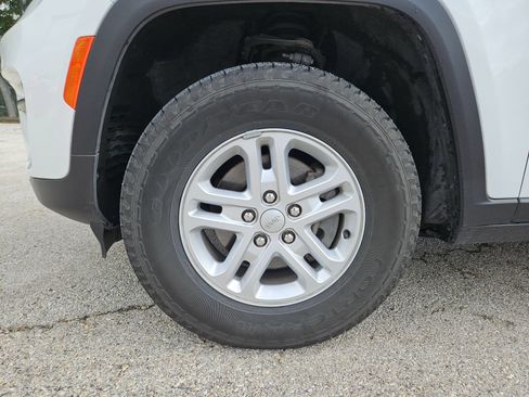 Used 2024 Jeep Grand Cherokee Laredo RWD image 31