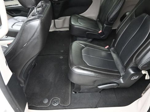 Used 2023 Chrysler Pacifica Touring-L FWD image 15