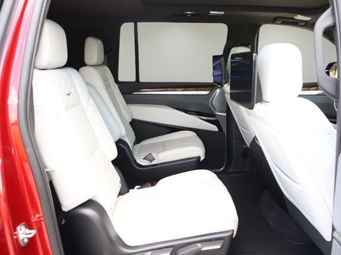 Certified 2025 Cadillac Escalade ESV Sport Platinum AWD/4WD image 17