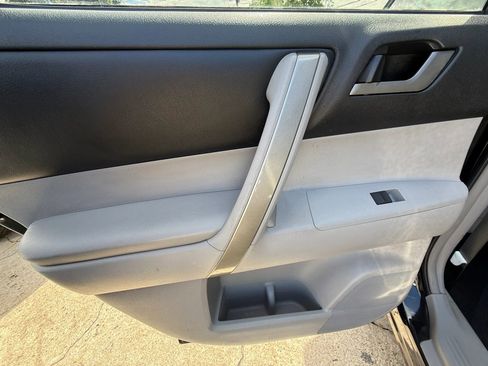 Used 2013 Toyota Highlander SE FWD image 21