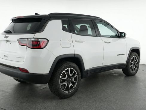 Used 2025 Jeep Compass Trailhawk w/ Trailer Tow Group AWD/4WD image 9