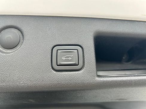 Used 2024 Chevrolet Equinox Premier AWD/4WD image 18