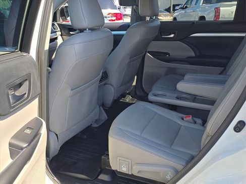 Used 2019 Toyota Highlander XLE FWD image 15